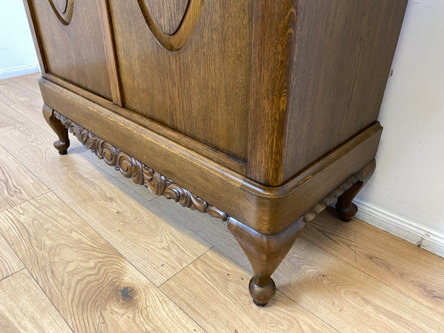 WMK I Pompöser historischer Wäscheschrank aus massiver Eiche mit handgeschnitzten Ornamenten I Schrank Kleiderschrank Wardrobe Vertiko Dielenschrank Bauernschrank Barock Antik Vintage Berlin Bayern