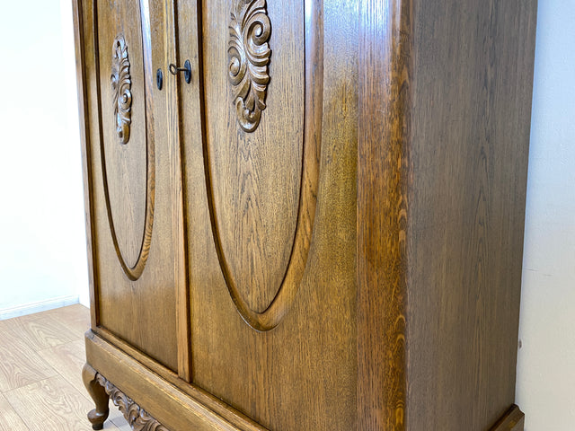 WMK I Pompöser historischer Wäscheschrank aus massiver Eiche mit handgeschnitzten Ornamenten I Schrank Kleiderschrank Wardrobe Vertiko Dielenschrank Bauernschrank Barock Antik Vintage Berlin Bayern