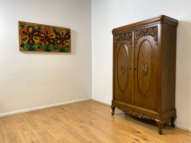 WMK I Pompöser historischer Wäscheschrank aus massiver Eiche mit handgeschnitzten Ornamenten I Schrank Kleiderschrank Wardrobe Vertiko Dielenschrank Bauernschrank Barock Antik Vintage Berlin Bayern