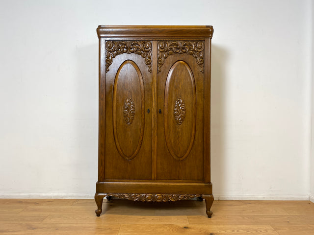 WMK I Pompöser historischer Wäscheschrank aus massiver Eiche mit handgeschnitzten Ornamenten I Schrank Kleiderschrank Wardrobe Vertiko Dielenschrank Bauernschrank Barock Antik Vintage Berlin Bayern