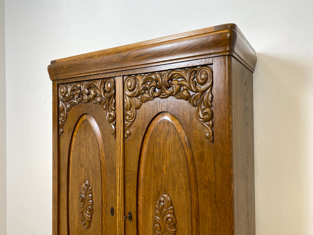 WMK I Pompöser historischer Wäscheschrank aus massiver Eiche mit handgeschnitzten Ornamenten I Schrank Kleiderschrank Wardrobe Vertiko Dielenschrank Bauernschrank Barock Antik Vintage Berlin Bayern