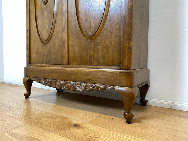 WMK I Pompöser historischer Wäscheschrank aus massiver Eiche mit handgeschnitzten Ornamenten I Schrank Kleiderschrank Wardrobe Vertiko Dielenschrank Bauernschrank Barock Antik Vintage Berlin Bayern
