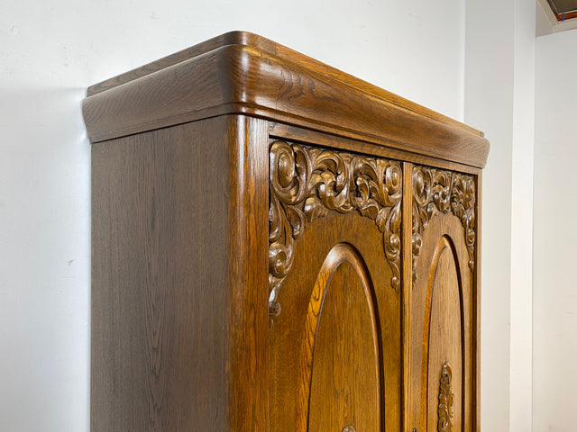 WMK I Pompöser historischer Wäscheschrank aus massiver Eiche mit handgeschnitzten Ornamenten I Schrank Kleiderschrank Wardrobe Vertiko Dielenschrank Bauernschrank Barock Antik Vintage Berlin Bayern