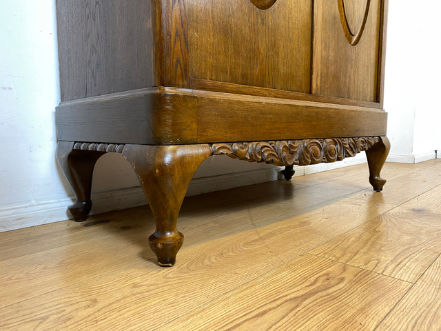 WMK I Pompöser historischer Wäscheschrank aus massiver Eiche mit handgeschnitzten Ornamenten I Schrank Kleiderschrank Wardrobe Vertiko Dielenschrank Bauernschrank Barock Antik Vintage Berlin Bayern