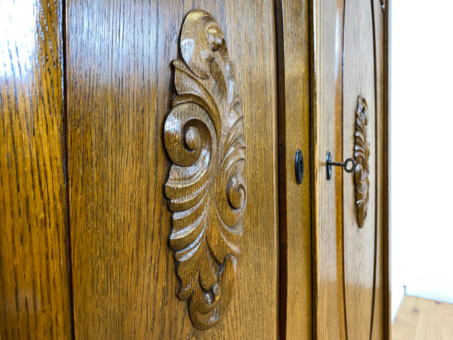 WMK I Pompöser historischer Wäscheschrank aus massiver Eiche mit handgeschnitzten Ornamenten I Schrank Kleiderschrank Wardrobe Vertiko Dielenschrank Bauernschrank Barock Antik Vintage Berlin Bayern