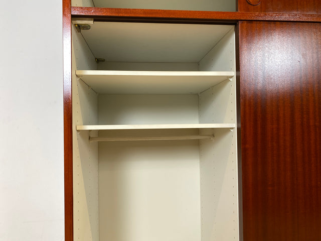 WMK I Hochwertiger hoher skandinavischer Kleiderschrank in Mahagoni mit Aufsatz und Schiebetüren I Schrank Wardrobe Schlafzimmer Wäsche Danish Design Mid-Century Vintage Berlin Düsseldorf München Jena