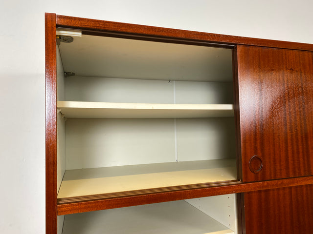 WMK I Hochwertiger hoher skandinavischer Kleiderschrank in Mahagoni mit Aufsatz und Schiebetüren I Schrank Wardrobe Schlafzimmer Wäsche Danish Design Mid-Century Vintage Berlin Düsseldorf München Jena