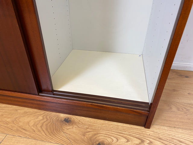 WMK I Hochwertiger hoher skandinavischer Kleiderschrank in Mahagoni mit Aufsatz und Schiebetüren I Schrank Wardrobe Schlafzimmer Wäsche Danish Design Mid-Century Vintage Berlin Düsseldorf München Jena