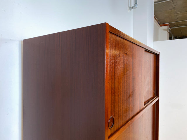WMK I Hochwertiger hoher skandinavischer Kleiderschrank in Mahagoni mit Aufsatz und Schiebetüren I Schrank Wardrobe Schlafzimmer Wäsche Danish Design Mid-Century Vintage Berlin Düsseldorf München Jena
