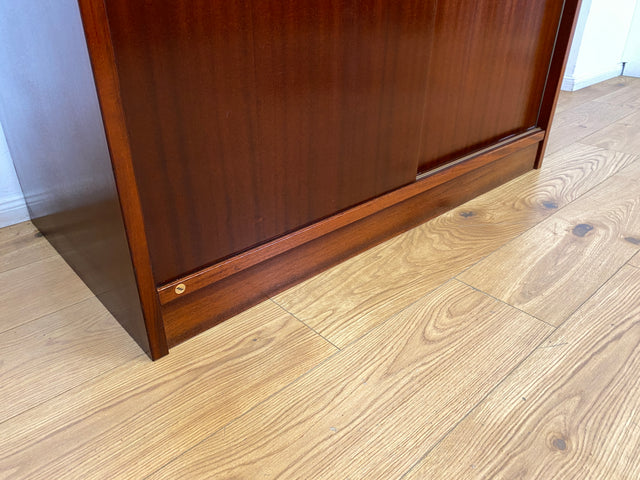 WMK I Hochwertiger hoher skandinavischer Kleiderschrank in Mahagoni mit Aufsatz und Schiebetüren I Schrank Wardrobe Schlafzimmer Wäsche Danish Design Mid-Century Vintage Berlin Düsseldorf München Jena