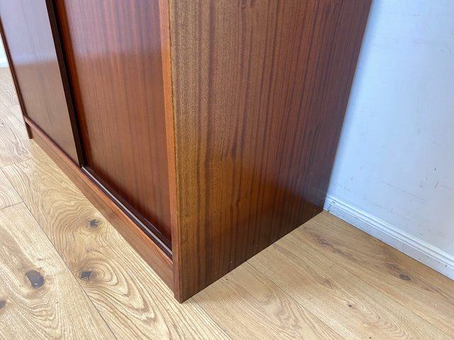 WMK I Hochwertiger hoher skandinavischer Kleiderschrank in Mahagoni mit Aufsatz und Schiebetüren I Schrank Wardrobe Schlafzimmer Wäsche Danish Design Mid-Century Vintage Berlin Düsseldorf München Jena