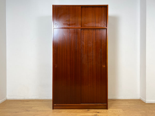 WMK I Hochwertiger hoher skandinavischer Kleiderschrank in Mahagoni mit Aufsatz und Schiebetüren I Schrank Wardrobe Schlafzimmer Wäsche Danish Design Mid-Century Vintage Berlin Düsseldorf München Jena