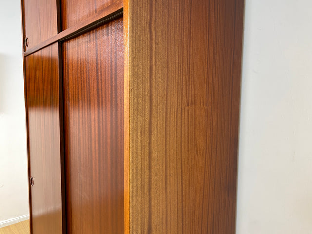 WMK I Hochwertiger hoher skandinavischer Kleiderschrank in Mahagoni mit Aufsatz und Schiebetüren I Schrank Wardrobe Schlafzimmer Wäsche Danish Design Mid-Century Vintage Berlin Düsseldorf München Jena