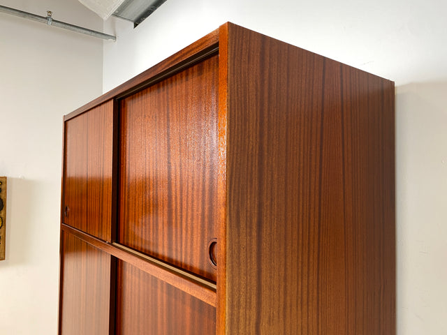 WMK I Hochwertiger hoher skandinavischer Kleiderschrank in Mahagoni mit Aufsatz und Schiebetüren I Schrank Wardrobe Schlafzimmer Wäsche Danish Design Mid-Century Vintage Berlin Düsseldorf München Jena
