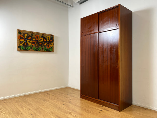 WMK I Hochwertiger hoher skandinavischer Kleiderschrank in Mahagoni mit Aufsatz und Schiebetüren I Schrank Wardrobe Schlafzimmer Wäsche Danish Design Mid-Century Vintage Berlin Düsseldorf München Jena