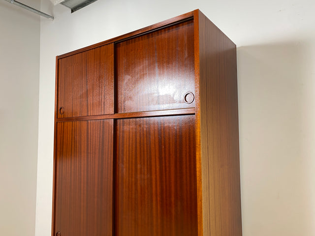 WMK I Hochwertiger hoher skandinavischer Kleiderschrank in Mahagoni mit Aufsatz und Schiebetüren I Schrank Wardrobe Schlafzimmer Wäsche Danish Design Mid-Century Vintage Berlin Düsseldorf München Jena