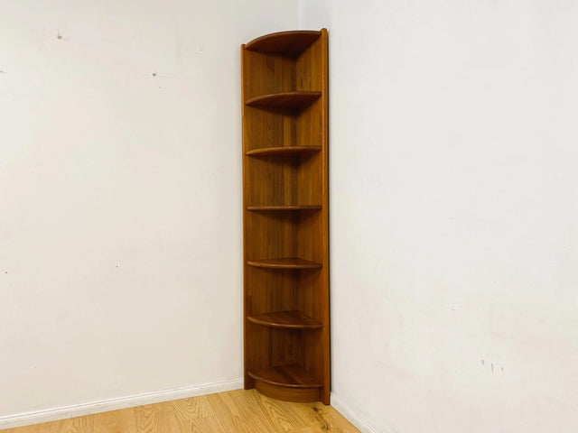 WMK I Hochwertiges und sehr gut erhaltenes schmales skandinavisches Eckregal aus vollem Holz in Teak mit verstellbaren Regalböden I Regal Bücheregal Danisch DEsign Retro Vintage TeakI