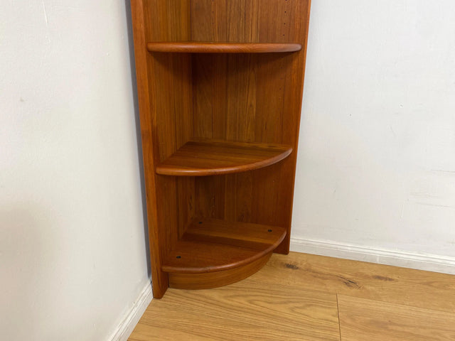 WMK I Hochwertiges und sehr gut erhaltenes schmales skandinavisches Eckregal aus vollem Holz in Teak mit verstellbaren Regalböden I Regal Bücheregal Danisch DEsign Retro Vintage TeakI