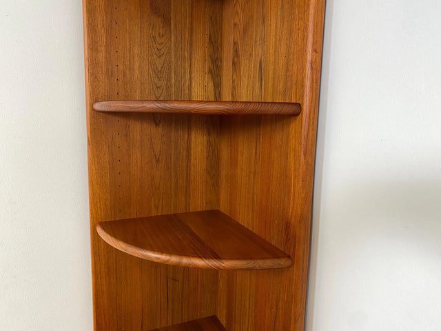 WMK I Hochwertiges und sehr gut erhaltenes schmales skandinavisches Eckregal aus vollem Holz in Teak mit verstellbaren Regalböden I Regal Bücheregal Danisch DEsign Retro Vintage TeakI