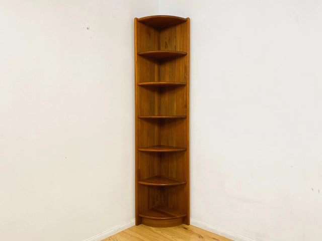 WMK I Hochwertiges und sehr gut erhaltenes schmales skandinavisches Eckregal aus vollem Holz in Teak mit verstellbaren Regalböden I Regal Bücheregal Danisch DEsign Retro Vintage TeakI