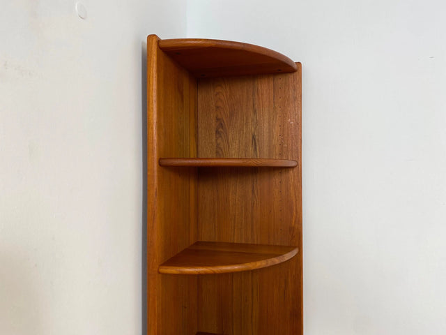 WMK I Hochwertiges und sehr gut erhaltenes schmales skandinavisches Eckregal aus vollem Holz in Teak mit verstellbaren Regalböden I Regal Bücheregal Danisch DEsign Retro Vintage TeakI
