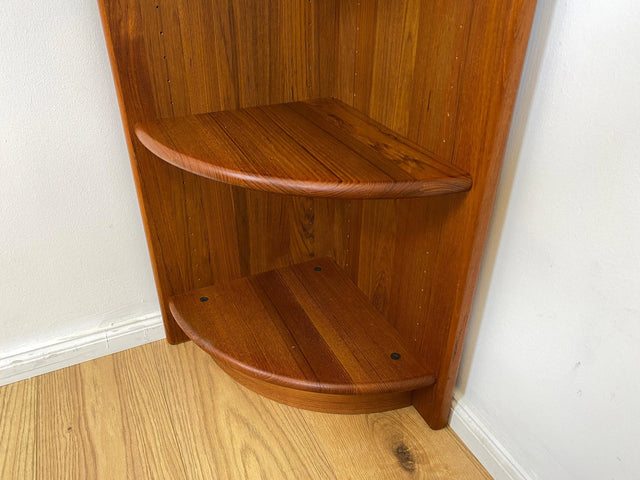 WMK I Hochwertiges und sehr gut erhaltenes schmales skandinavisches Eckregal aus vollem Holz in Teak mit verstellbaren Regalböden I Regal Bücheregal Danisch DEsign Retro Vintage TeakI