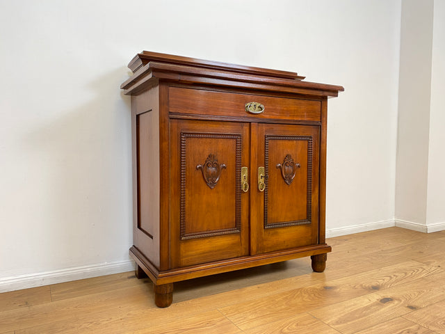 WMK # Wunderschöne und gut erhaltene kleine antike Anrichte aus Nussbaum mit Schublade, Ausziehplatte & Messingbeschlägen, um 1910 # Kommode Schrank Flurkommode Buffet Büfett Theke Jugendstil Vintage