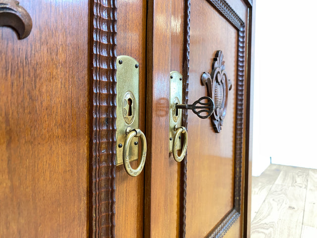 WMK # Wunderschöne und gut erhaltene kleine antike Anrichte aus Nussbaum mit Schublade, Ausziehplatte & Messingbeschlägen, um 1910 # Kommode Schrank Flurkommode Buffet Büfett Theke Jugendstil Vintage