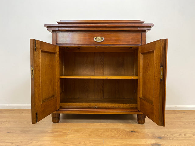 WMK # Wunderschöne und gut erhaltene kleine antike Anrichte aus Nussbaum mit Schublade, Ausziehplatte & Messingbeschlägen, um 1910 # Kommode Schrank Flurkommode Buffet Büfett Theke Jugendstil Vintage