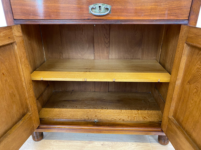 WMK # Wunderschöne und gut erhaltene kleine antike Anrichte aus Nussbaum mit Schublade, Ausziehplatte & Messingbeschlägen, um 1910 # Kommode Schrank Flurkommode Buffet Büfett Theke Jugendstil Vintage