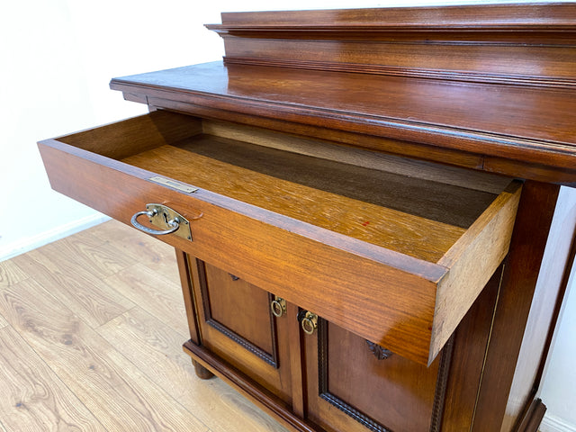 WMK # Wunderschöne und gut erhaltene kleine antike Anrichte aus Nussbaum mit Schublade, Ausziehplatte & Messingbeschlägen, um 1910 # Kommode Schrank Flurkommode Buffet Büfett Theke Jugendstil Vintage