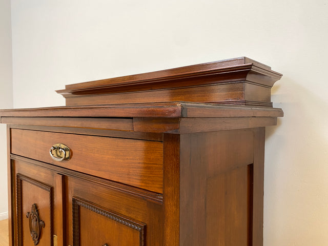 WMK # Wunderschöne und gut erhaltene kleine antike Anrichte aus Nussbaum mit Schublade, Ausziehplatte & Messingbeschlägen, um 1910 # Kommode Schrank Flurkommode Buffet Büfett Theke Jugendstil Vintage