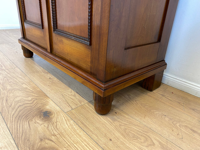 WMK # Wunderschöne und gut erhaltene kleine antike Anrichte aus Nussbaum mit Schublade, Ausziehplatte & Messingbeschlägen, um 1910 # Kommode Schrank Flurkommode Buffet Büfett Theke Jugendstil Vintage
