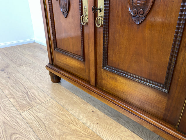 WMK # Wunderschöne und gut erhaltene kleine antike Anrichte aus Nussbaum mit Schublade, Ausziehplatte & Messingbeschlägen, um 1910 # Kommode Schrank Flurkommode Buffet Büfett Theke Jugendstil Vintage