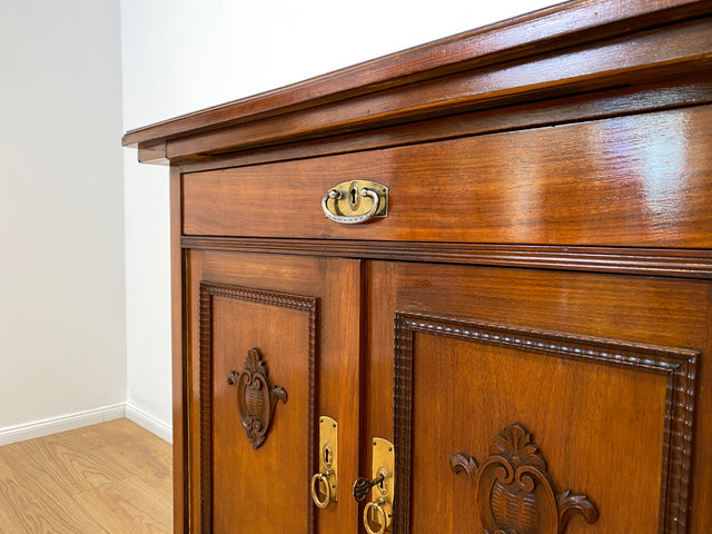 WMK # Wunderschöne und gut erhaltene kleine antike Anrichte aus Nussbaum mit Schublade, Ausziehplatte & Messingbeschlägen, um 1910 # Kommode Schrank Flurkommode Buffet Büfett Theke Jugendstil Vintage