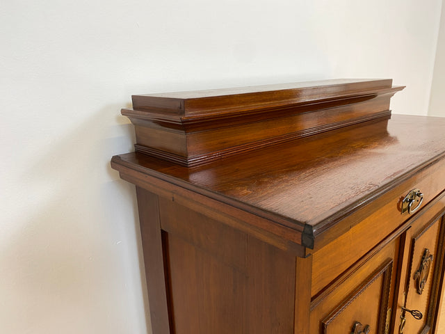 WMK # Wunderschöne und gut erhaltene kleine antike Anrichte aus Nussbaum mit Schublade, Ausziehplatte & Messingbeschlägen, um 1910 # Kommode Schrank Flurkommode Buffet Büfett Theke Jugendstil Vintage