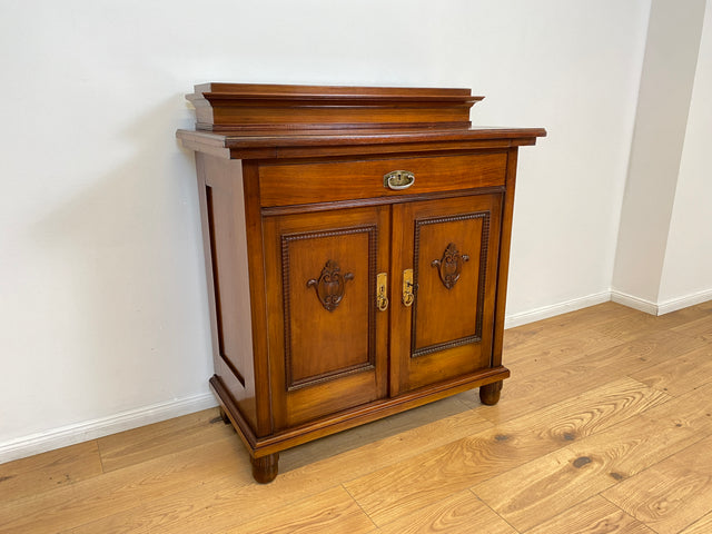 WMK # Wunderschöne und gut erhaltene kleine antike Anrichte aus Nussbaum mit Schublade, Ausziehplatte & Messingbeschlägen, um 1910 # Kommode Schrank Flurkommode Buffet Büfett Theke Jugendstil Vintage