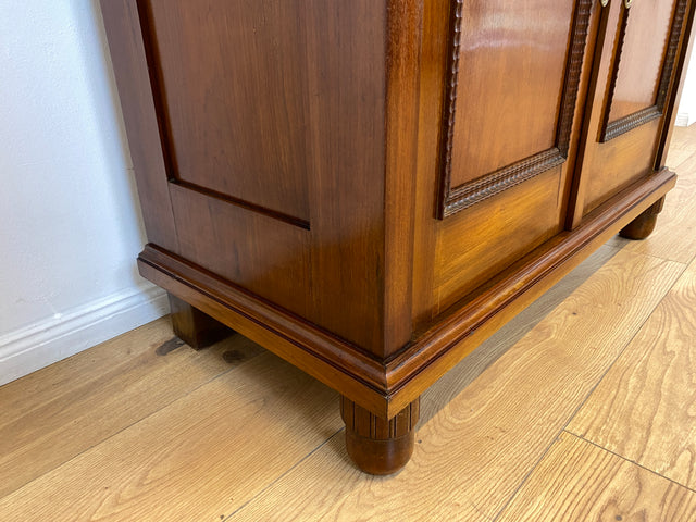 WMK # Wunderschöne und gut erhaltene kleine antike Anrichte aus Nussbaum mit Schublade, Ausziehplatte & Messingbeschlägen, um 1910 # Kommode Schrank Flurkommode Buffet Büfett Theke Jugendstil Vintage
