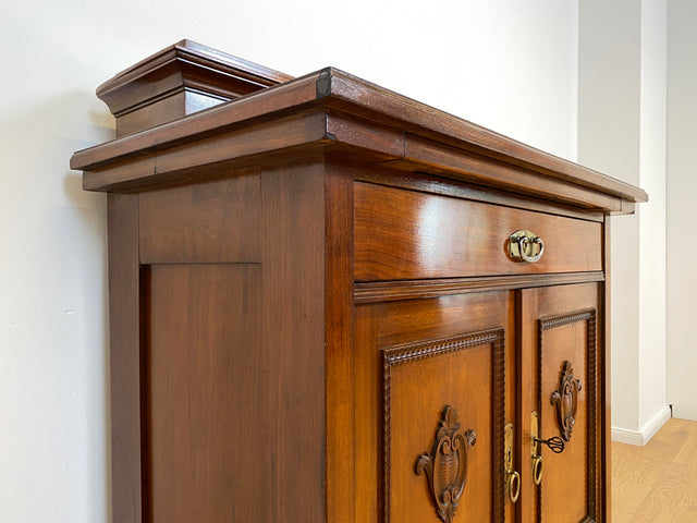 WMK # Wunderschöne und gut erhaltene kleine antike Anrichte aus Nussbaum mit Schublade, Ausziehplatte & Messingbeschlägen, um 1910 # Kommode Schrank Flurkommode Buffet Büfett Theke Jugendstil Vintage