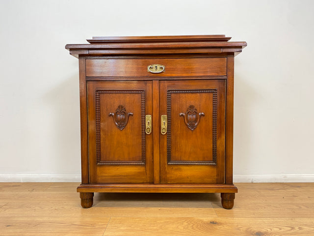 WMK # Wunderschöne und gut erhaltene kleine antike Anrichte aus Nussbaum mit Schublade, Ausziehplatte & Messingbeschlägen, um 1910 # Kommode Schrank Flurkommode Buffet Büfett Theke Jugendstil Vintage