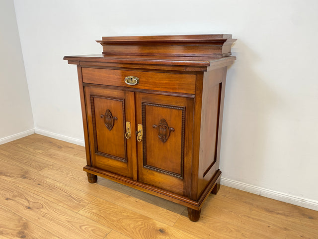 WMK # Wunderschöne und gut erhaltene kleine antike Anrichte aus Nussbaum mit Schublade, Ausziehplatte & Messingbeschlägen, um 1910 # Kommode Schrank Flurkommode Buffet Büfett Theke Jugendstil Vintage