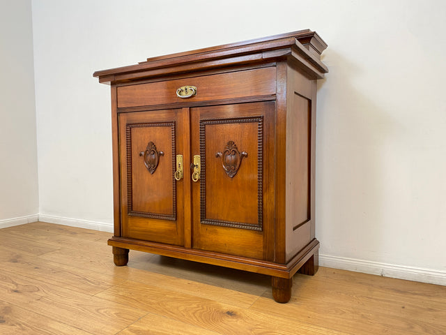 WMK # Wunderschöne und gut erhaltene kleine antike Anrichte aus Nussbaum mit Schublade, Ausziehplatte & Messingbeschlägen, um 1910 # Kommode Schrank Flurkommode Buffet Büfett Theke Jugendstil Vintage