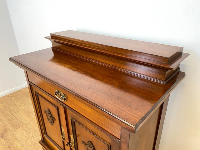 WMK # Wunderschöne und gut erhaltene kleine antike Anrichte aus Nussbaum mit Schublade, Ausziehplatte & Messingbeschlägen, um 1910 # Kommode Schrank Flurkommode Buffet Büfett Theke Jugendstil Vintage