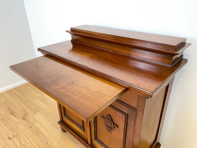 WMK # Wunderschöne und gut erhaltene kleine antike Anrichte aus Nussbaum mit Schublade, Ausziehplatte & Messingbeschlägen, um 1910 # Kommode Schrank Flurkommode Buffet Büfett Theke Jugendstil Vintage