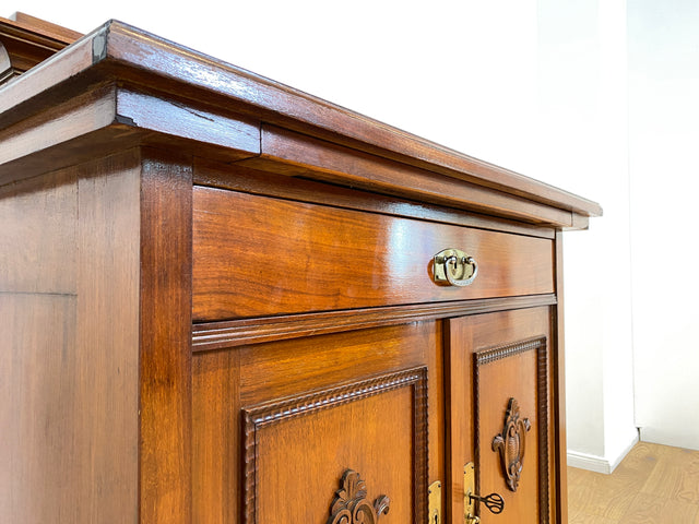 WMK # Wunderschöne und gut erhaltene kleine antike Anrichte aus Nussbaum mit Schublade, Ausziehplatte & Messingbeschlägen, um 1910 # Kommode Schrank Flurkommode Buffet Büfett Theke Jugendstil Vintage