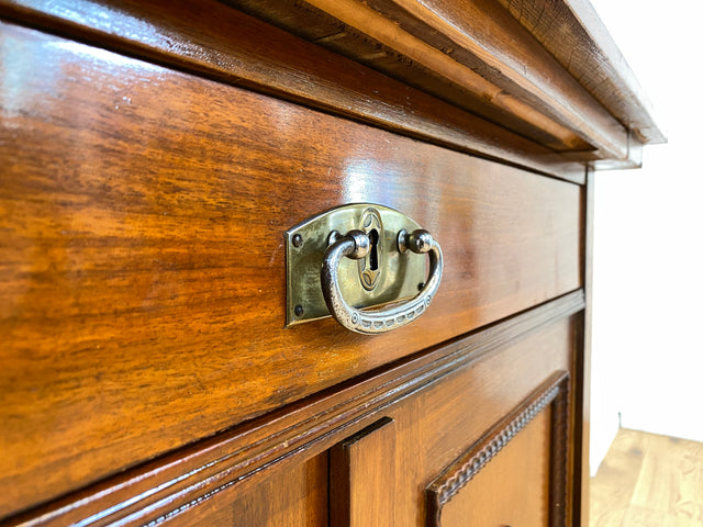 WMK # Wunderschöne und gut erhaltene kleine antike Anrichte aus Nussbaum mit Schublade, Ausziehplatte & Messingbeschlägen, um 1910 # Kommode Schrank Flurkommode Buffet Büfett Theke Jugendstil Vintage