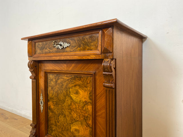 WMK I Vornehme kleine antike Kommode aus vollem Holz in Nussbaumwurzel mit Schublade , um 1880 I Schrank Schränkchen Ablage Flur Wäsche Vertiko Gründerzeit Historismus Vintage Berlin München Dresden