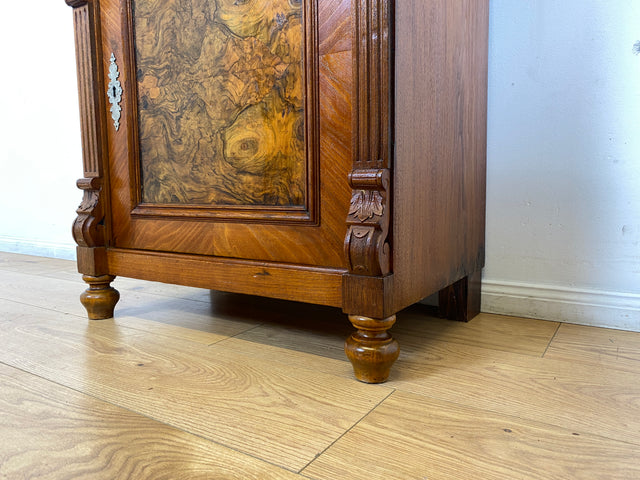 WMK I Vornehme kleine antike Kommode aus vollem Holz in Nussbaumwurzel mit Schublade , um 1880 I Schrank Schränkchen Ablage Flur Wäsche Vertiko Gründerzeit Historismus Vintage Berlin München Dresden