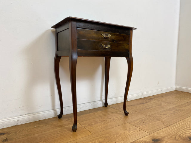 WMK # Elegante und gut erhaltene kleine antike Kommode aus vollem Holz mit Schubladen und geschwungenen Cabriole-Beinen # Beistelltisch Flurkommode Konsole Konsolentisch Barock Chippendale Vintage