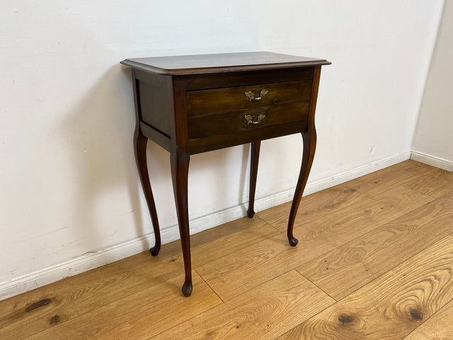 WMK # Elegante und gut erhaltene kleine antike Kommode aus vollem Holz mit Schubladen und geschwungenen Cabriole-Beinen # Beistelltisch Flurkommode Konsole Konsolentisch Barock Chippendale Vintage